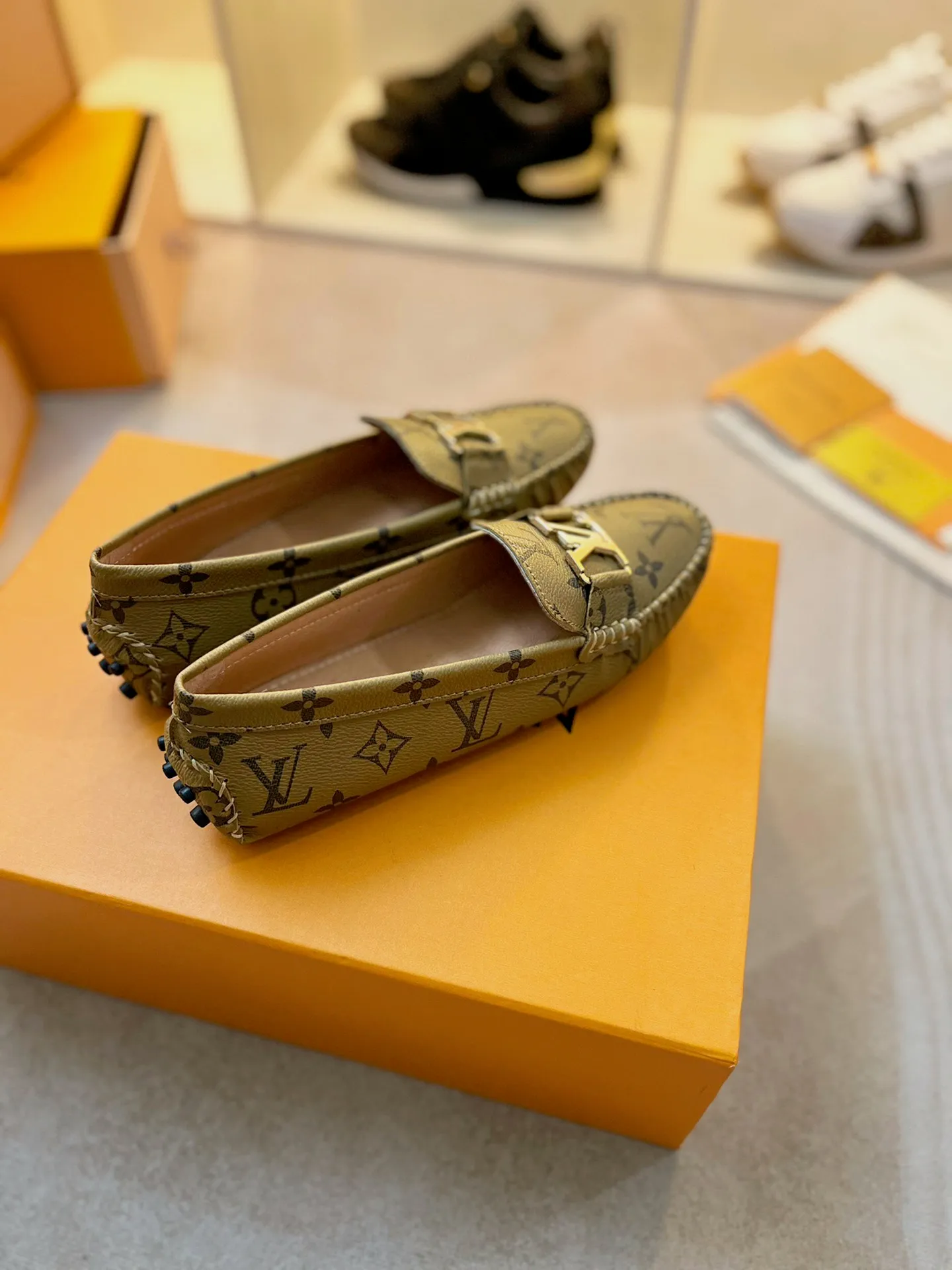p460💰Couple model❤️🇫🇷 𝙇𝙤𝙪𝙞𝙨 𝙑𝙪𝙞𝙩𝙩𝙤𝙣 🇫🇷Louis Vuitton 2023 Classic𝓛𝓿 𝓣𝓻𝓪𝓲𝓷𝓮𝓻 Sports Series ➪➪➪¯ [Arizona Doudou Shoes Series] ▪️▪️▪️Arizona slip-on shoes are made of Monogram Eclipse canvas. Its hand-painted and dyed edges and hand-sewn uppers fully demonstrate Louis Vuitton's traditional shoemaking craftsmanship. This slip-on shoe is very lightweight. The integrated tongue and upper make it particularly comfortable and flexible. The soft outsole is equipped with rubber padding. Decorated with matching sash. Detailed features: ☑️Monogram Eclipse canvas ☑️Black Eclipse pattern ☑️Hand-painted shoe edges ☑️Hand-sewn uppers (each pair takes time to process) ☑️Integrated tongue and upper construction ☑️Outsole equipped with rubber lining ☑️size: 35_46